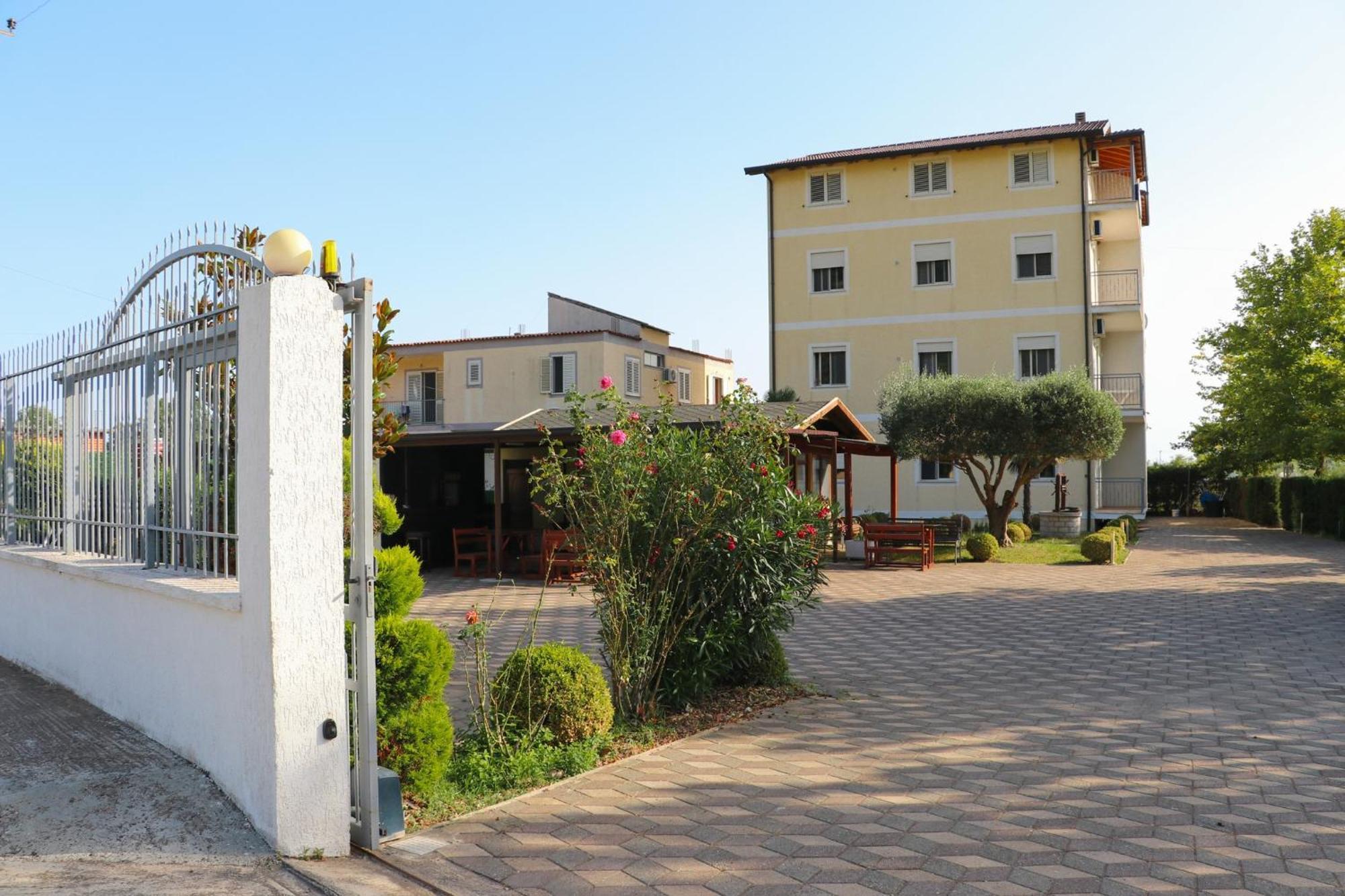Hotel As Baks-Rrjoll Shkodër Екстериор снимка
